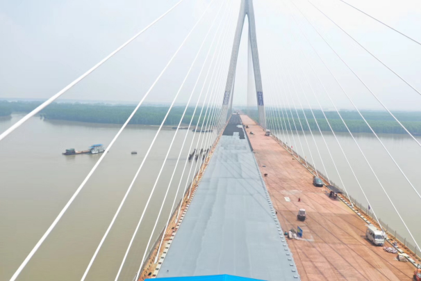 尊龙凯时人生就是博z6com首例车载抛丸机在石首长江大桥钢桥面上施工