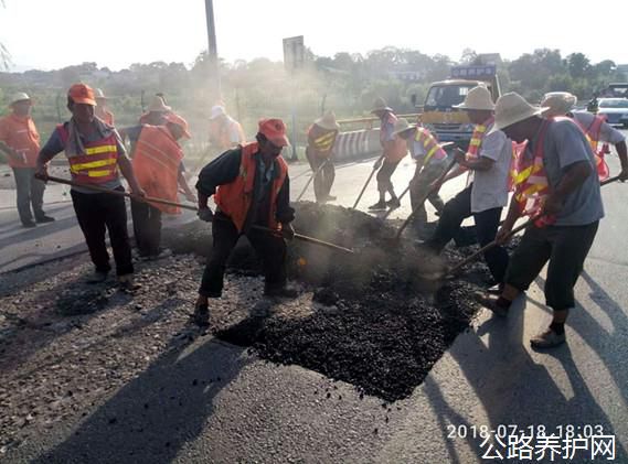 陕西：眉县公路段起劲开展雨后路面病害修复事情